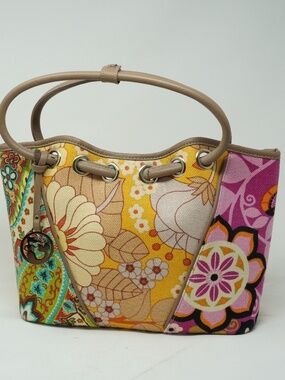 Like NEW Spartina 449 tote features a colorful Beachy Chica floral pattern